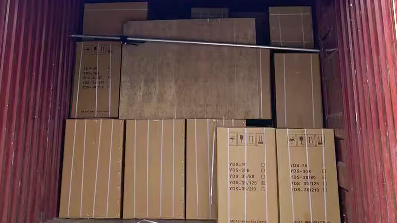 30升35升液氮罐在裝車，發(fā)貨新加坡