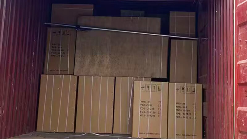 30升35升液氮罐出口裝車，發(fā)往新加坡